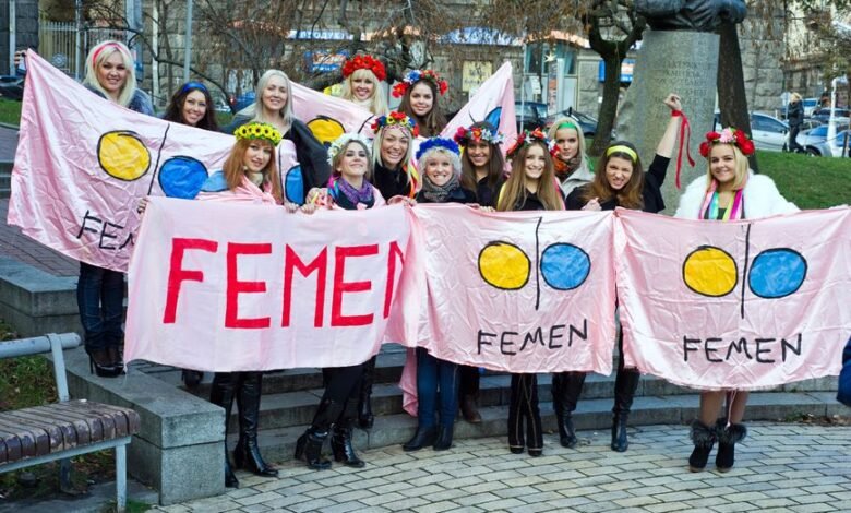 Активистка движения Femen устроила протест в Страсбурге 1 aktivistka dvizheniya femen ustroila protest v strasburge 5d94c0a992475