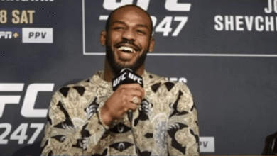 Боец UFC Джон Джонс забрал аэрозольные баллончики у двоих демонстрантов, поскольку протесты становятся все более разрушительными
