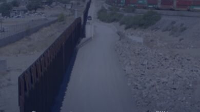 Тысячи людей пересекают границу между США и Мексикой, несмотря на угрозу COVID-19