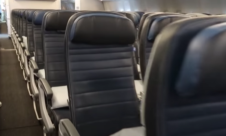 Пассажиру United Airlines приказали заплатить 50 тысяч долларов за то, что он ударил стюардессу, заставив самолет отклониться на Аляску 1 screenshot 10 11