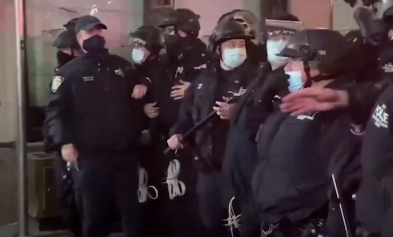 В результате жестокого протеста BLM в Нью-Йорке два полицейские были ранены, 11 человек арестованы 1 screenshot 2 12