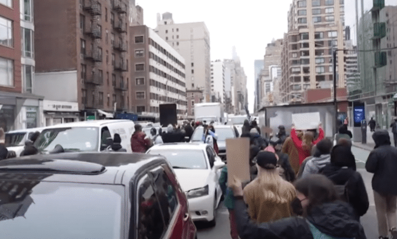 Протестующие в Нью-Йорке пересекают Бруклинский мост и сталкиваются с полицией Нью-Йорка на Манхэттене 1 screenshot 3 24