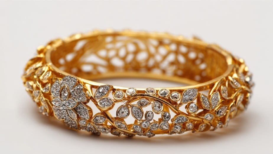 Белый фон White background luxuty gold bracelet