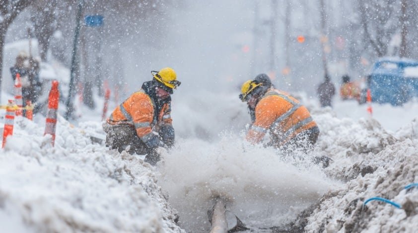 Работы по устранению разрыва водопровода после морозов