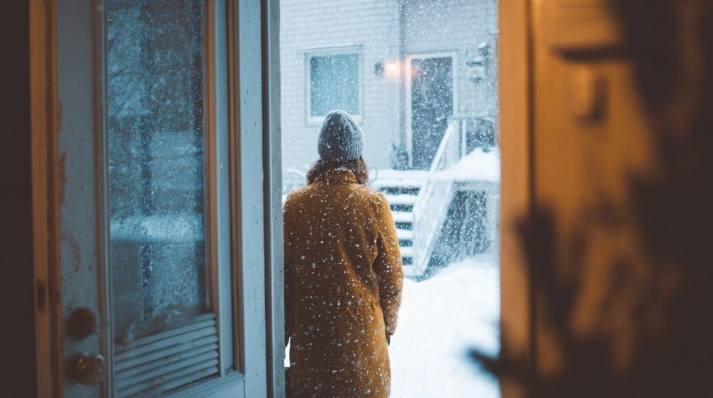 Человек покидает дом из-за отсутствия отопления