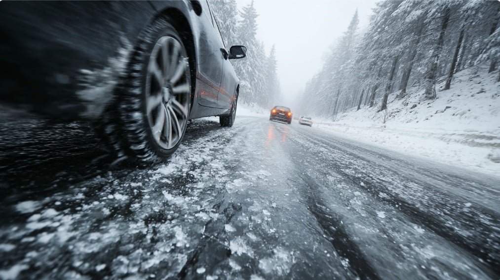 Зимняя дорога с гололёдом