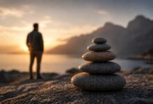 баланс каміння на природі з людиною на фоні як символ гармонійного дипломата і внутрішнього балансу