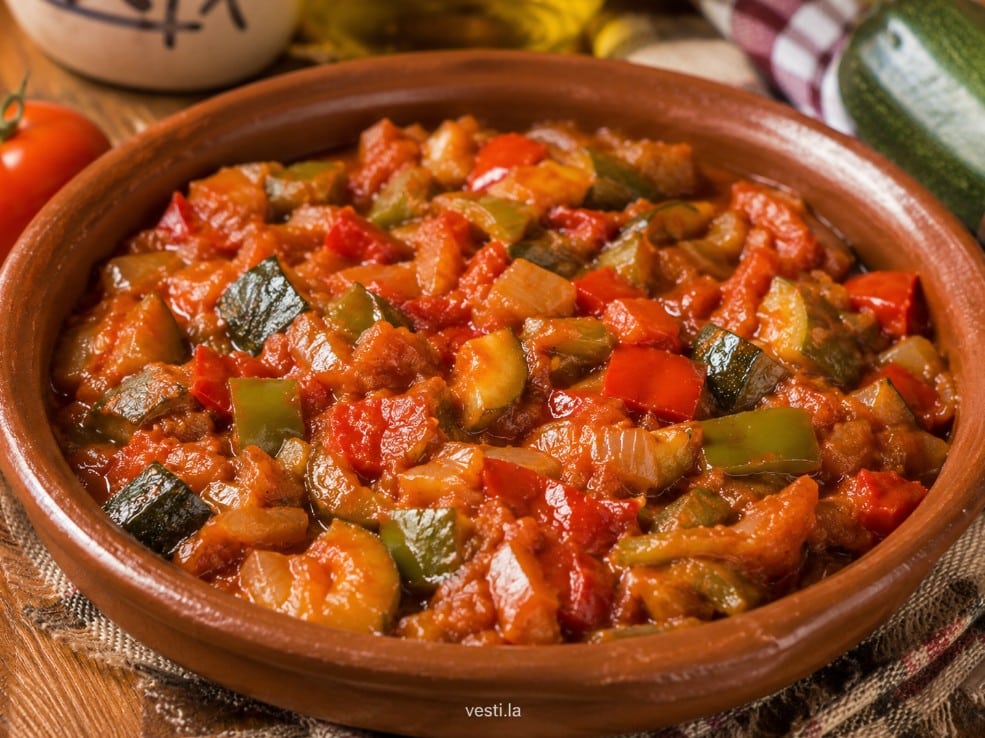 Reduced tomato base coating the vegetables in pisto manchego