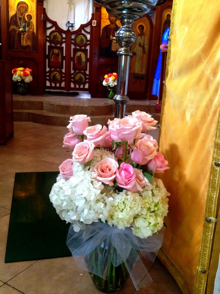 Если вы задумывались о проведении венчания или крестин в нашей православной церкви, и хотите сделать этот праздник особо утонченным и изысканным – обратитесь в Fleur Flower Boutique за советом и помощью в оформлении церкви